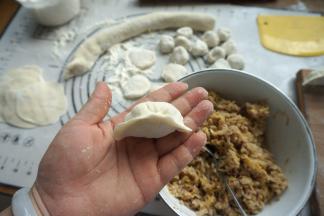 7.按自己的手法包或挤成饺子，我的饺子是挤出来的：中间对捏，再用双手的虎口夹住两边，略用力一捏，就OK了；