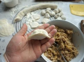 7.按自己的手法包或挤成饺子，我的饺子是挤出来的：中间对捏，再用双手的虎口夹住两边，略用力一捏，就OK了；