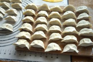 8.全部的馅都包成大肚饺子了；包到差不多时，就可以点火烧水了；