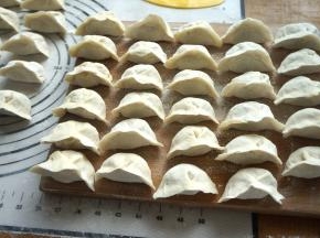 8.全部的馅都包成大肚饺子了；包到差不多时，就可以点火烧水了；