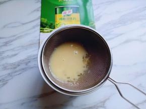 将做好的蛋液过细筛。(不可以省略哦)