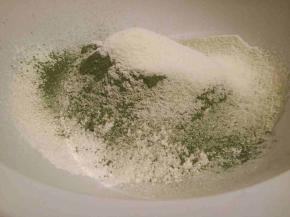 低筋面粉，高筋面粉，玉米淀粉，奶粉，抹茶粉提前过筛