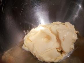 黄油软化【黄油至少要软化到可以轻松地用手指戳一个孔的程度，黄油如果太硬，打发的时候不但阻力大，而且会打得整个打蛋盆里黄油四溅。当黄油状态比较稀软，又没有变成液体的时候，最容易打发】