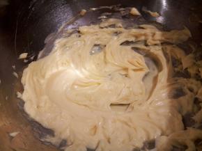 黄油用电动打蛋器先搅拌一下