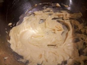 黄油用电动打蛋器先搅拌一下