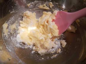 放糖粉，用橡皮刮刀先拌一下（等会用电动搅拌器的时候不会飞的到处都是）