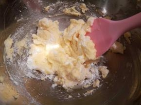 放糖粉，用橡皮刮刀先拌一下（等会用电动搅拌器的时候不会飞的到处都是）