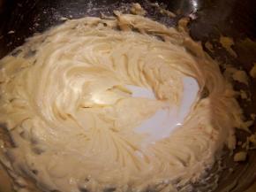 电动打蛋器把黄油和，糖粉搅拌均匀，分次加入牛奶搅拌（纯牛奶和细盐提前搅拌，让盐融化。）