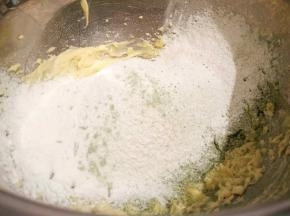 再筛入提前准备好的粉类，