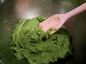 橡皮刮刀给翻拌均匀（搅拌匀就可以，不要多搅）