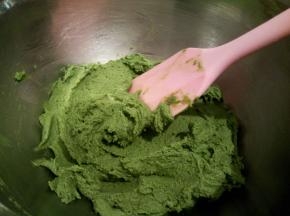 橡皮刮刀给翻拌均匀（搅拌匀就可以，不要多搅）