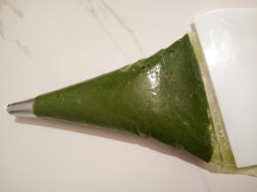 我用的是8齿的裱花钉，裱花丁装入裱花袋，裱花袋前面剪一个小口，再把裱花袋套入一个杯子，装入面糊，刮板把上面的全部刮下去