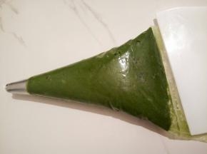 我用的是8齿的裱花钉，裱花丁装入裱花袋，裱花袋前面剪一个小口，再把裱花袋套入一个杯子，装入面糊，刮板把上面的全部刮下去