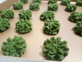 手握紧裱花袋，垂直，一定要垂直，向下挤，云朵花纹就出来了，