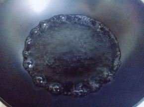 锅中加入水，大火烧开。