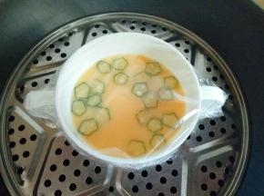 再把蛋液碗放在蒸屉上，用牙签扎几个洞洞，隔水蒸8分钟。(保鲜膜一定，一定要选用耐高温的。)蒸蛋的时间要根据蛋液的多少进行调节。