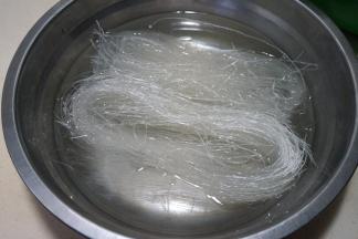 1.粉丝泡温水，变软，可用剪刀剪短；