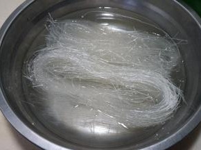 1.粉丝泡温水，变软，可用剪刀剪短；