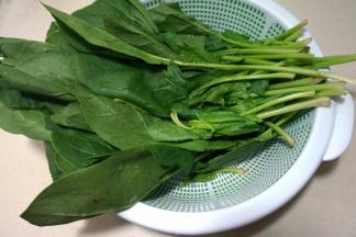 2.菠菜洗净；