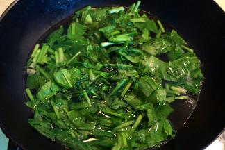 3.菠菜切寸段，入开水中焯一下，可去掉过多的草酸，捞出后过凉水，保持翠绿；