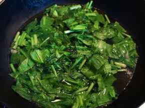 3.菠菜切寸段，入开水中焯一下，可去掉过多的草酸，捞出后过凉水，保持翠绿；