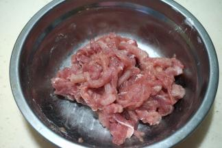 4.猪瘦肉切成细丝，放少许淀粉、盐、水，抓捏均匀；