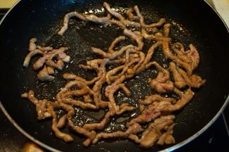 5.炒锅中倒油，油略温热，将肉丝倒入锅中，用铲子尖迅速划散，使肉丝都分开，互不沾连；