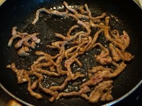 5.炒锅中倒油，油略温热，将肉丝倒入锅中，用铲子尖迅速划散，使肉丝都分开，互不沾连；