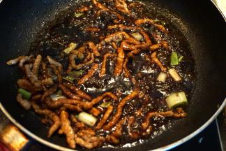 6.撒葱花，倒酱油调色调味；