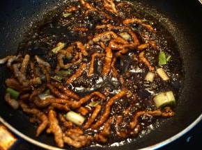 6.撒葱花，倒酱油调色调味；