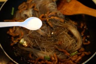 8.撒少许盐，再加点水，可以使盐更好地溶化并吸入粉丝中；