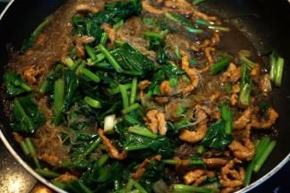 9.将菠菜倒入锅中混合几下，关火。