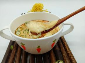 淋上鲜酱油，滴几滴芝麻油即开吃。