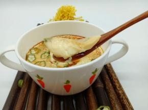 淋上鲜酱油，滴几滴芝麻油即开吃。