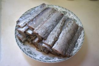 1.国产带鱼段清洗干净，沥干水；