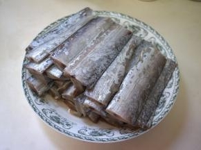 1.国产带鱼段清洗干净，沥干水；