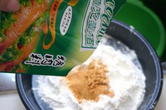 2.普通面粉中倒入适量的COOK100法式黑胡椒烤肉料，多一点味儿足，还不用放盐，混合均匀；