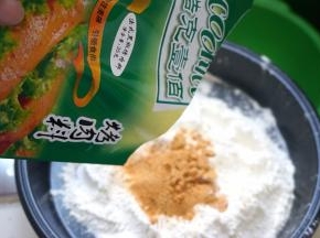 2.普通面粉中倒入适量的COOK100法式黑胡椒烤肉料，多一点味儿足，还不用放盐，混合均匀；