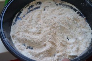 3.带鱼段入面粉中，两面都蘸裹上面粉；