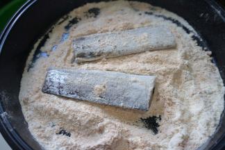 4.炸完鱼的油很腥，炒菜拌菜也不好吃，所以我用小奶锅炸带鱼，可以用油量少，油高度也够炸；筷子入油锅中，周围起小泡泡了，就可以来炸鱼了；