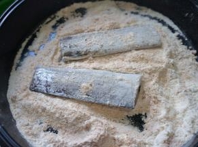 4.炸完鱼的油很腥，炒菜拌菜也不好吃，所以我用小奶锅炸带鱼，可以用油量少，油高度也够炸；筷子入油锅中，周围起小泡泡了，就可以来炸鱼了；