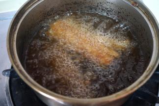 5.放两三块鱼入锅，两面焦黄，捞出；