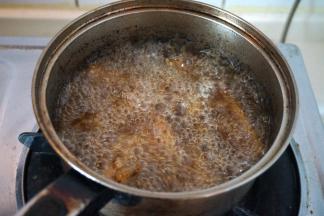 6.将炸好的鱼块重新入油锅中，复炸一遍，更焦更酥，连骨头都能嚼着吃了。到此步，炸鱼过程完成，就可以直接食用。