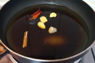 7.如果想吃红烧的，再多两步就可以了：锅中倒凉水，放点香料、酱油、醋，煮开；加点醋可以去腥、添风味，还能让鱼刺也变软；