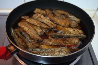 8.将炸好的带鱼段入锅中，小火咕嘟，盖盖子；直到汤汁浓稠，起锅。