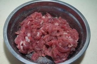 1.牛肉洗净，用猪肉或者羊肉也成，根据您口味来选择；
横着纹路先切片，再切成细丝，用少许的淀粉、盐、料酒抓捏入味，腌10分钟；
