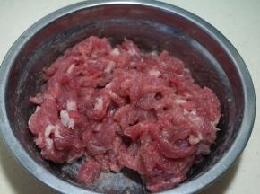 1.牛肉洗净，用猪肉或者羊肉也成，根据您口味来选择；
横着纹路先切片，再切成细丝，用少许的淀粉、盐、料酒抓捏入味，腌10分钟；