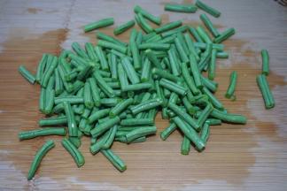 2.豇豆一把，清洗干净；
切成寸段；