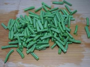 2.豇豆一把，清洗干净；
切成寸段；