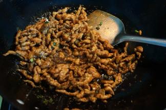 4.倒入适量的酱油调色；